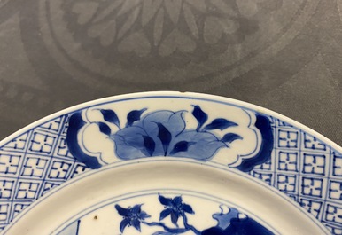 Deux assiettes en porcelaine de Chine en bleu et blanc, marque et &eacute;poque de Kangxi